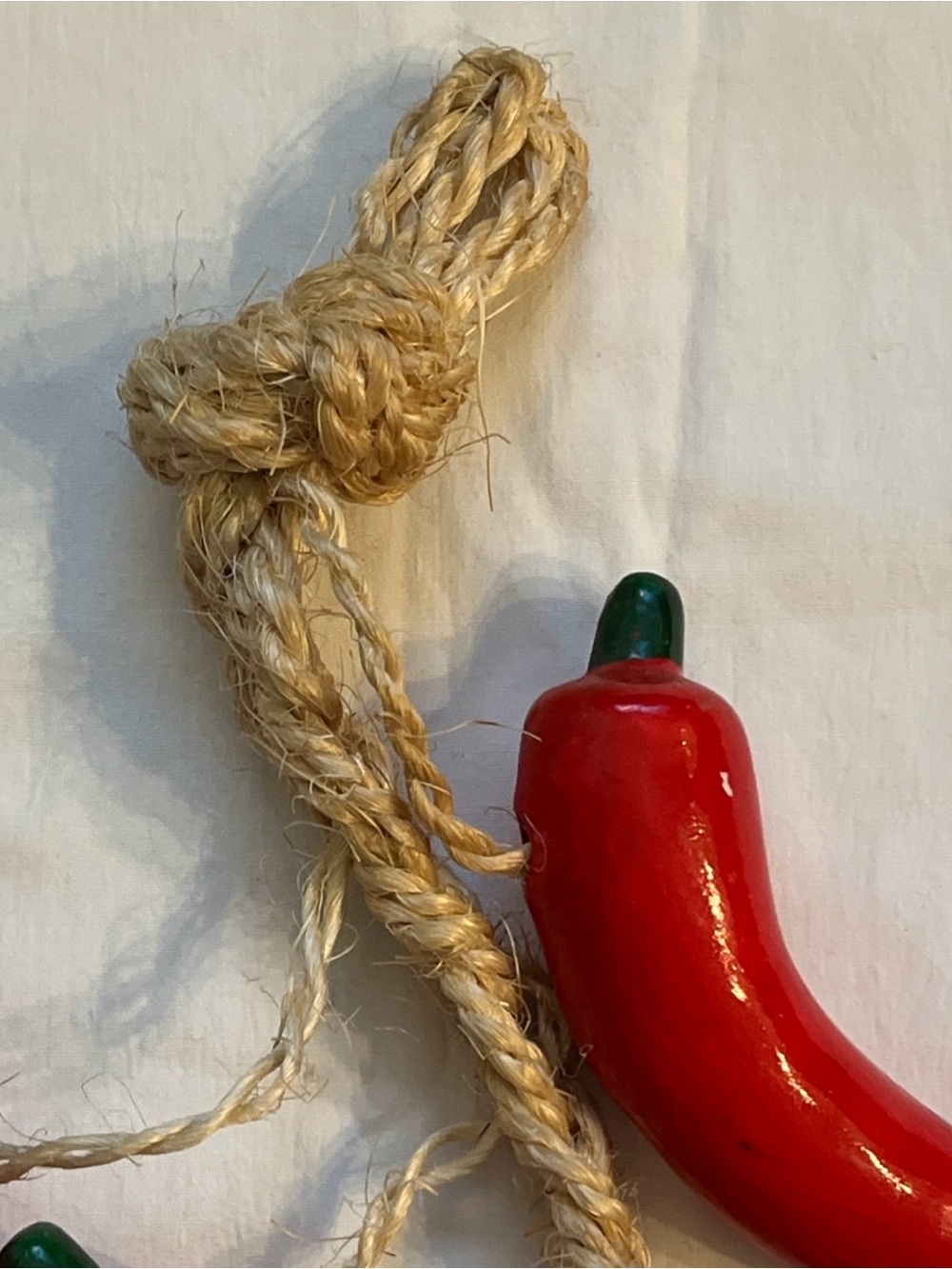 Vintage Ceramic Red Chili Peppers Jalapeños 10 Peppers ~5" Long Jute Rope 17" - Picture 3 of 6